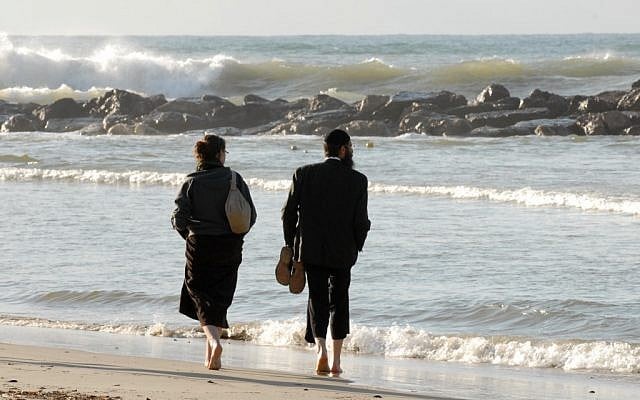 An ultra-Orthodox couple at the beach (illustrative photo: Gili Yaari/Flash 90)
