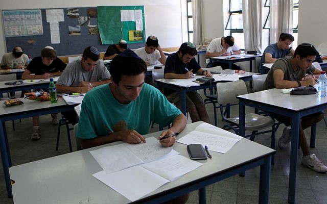 Hartman High School students take their matriculation exams in mathematics (: Yossi Zamir/Flash90)