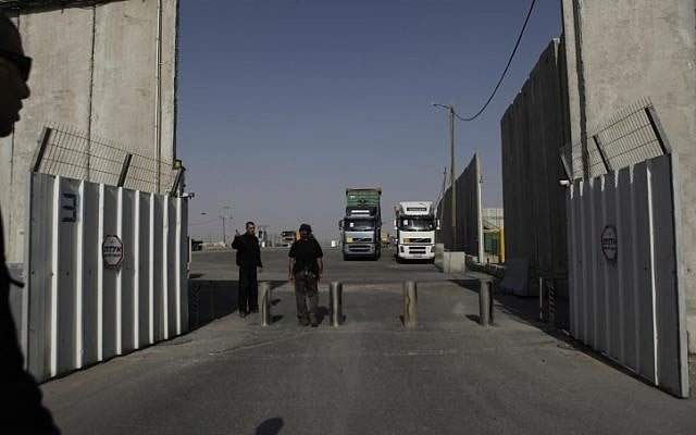 Workers on the Israeli side of the Kerem Shalom border crossing into the Gaza Strip, December 2011 (photo credit Tsafrir Abayov/Flash90) Workers on the Israeli side of the Kerem Shalom border crossing into the Gaza Strip, December 2011 (photo credit Tsafrir Abayov/Flash90)