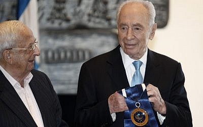 President Shimon Peres, right, announced the winners of the first Presidential Award of Distinction earlier this year. Left is former president Yitzhak Navon (photo credit: Uri Lenz/Flash90)