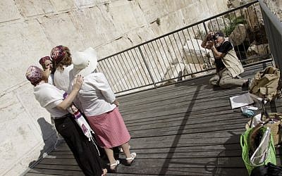 David Rubinger, a JerusaLENS contest mentor, photographs the Women of the Wall in the same pose as his famous 1967 paratrooper pictures (Oren Nahshon/Flash90)