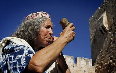A woman blowing shofar at the start of Elul (photo credit: Miriam Alster/Flash 90)