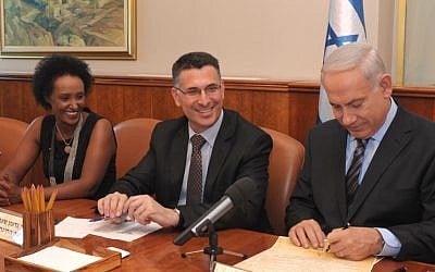 Gideon Sa'ar (center) and Benjamin Netanyahu (right), August 21 (photo credit: Moshe Milner/Flash90)