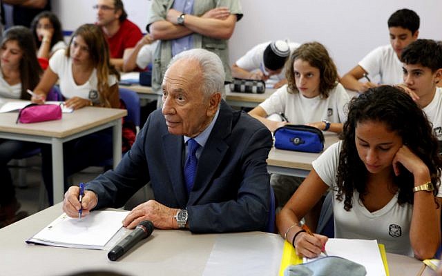 Shimon Peres opens the new school year at the specially reinforced school in Sderot (photo credit: Edi Israel/Flash90)