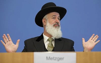 Yona Metzger speaks to the media in Berlin, August 21 (photo credit: Markus Schreiber/AP)