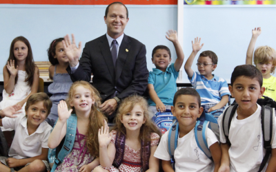 Waving goodbye to summer vacation. Jerusalem Mayor Nir Barkat poses with children who will be entering first grade on Sunday when the school year starts (photo credit: Miriam Alster/FLASH90)