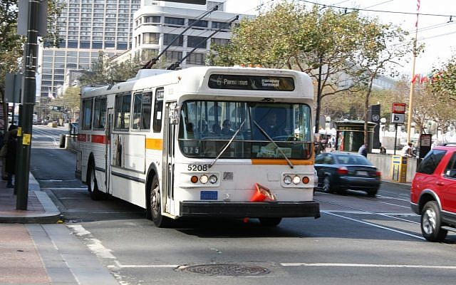 A San Francisco bus. (CC-BY-SA Jeff Muceus, Wikimedia Commons) A San Francisco bus. (CC-BY-SA Jeff Muceus, Wikimedia Commons)