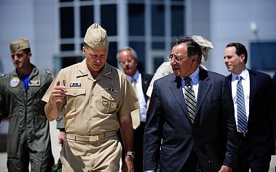 Admiral Winnefeld, left, a former F-14 Navy fighter pilot, with Secretary of Defense Panetta in 2011 (Photo credit: Wikimedia Commons)