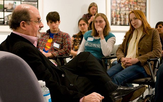 File: Salman Rushdie speaks with university students. (CC-BY-SA, Nrbelex, Wikimedia Commons)