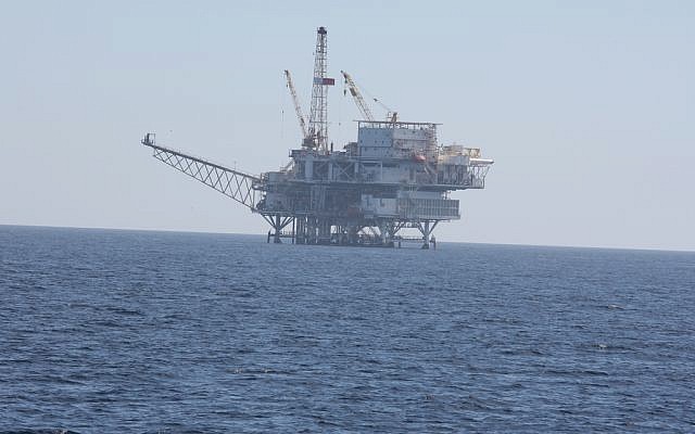 An offshore drilling rig. (illustrative photo: CC BY-SA Ken Lund, Flickr)