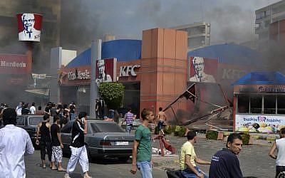 Lebanese protesters attack American fast food restaurants after Friday prayers, pouring petrol on the restaurants and setting them on fire in the northeastern city of Tripoli, Lebanon, Friday Sept. 14 (photo credit: AP Photo) Lebanese protesters attack American fast food restaurants after Friday prayers, pouring petrol on the restaurants and setting them on fire in the northeastern city of Tripoli, Lebanon, Friday Sept. 14 (photo credit: AP Photo)