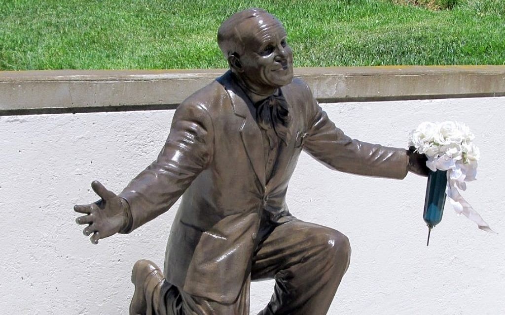 A statue of Al Jolson at the entertainer's grave in Los Angeles provides a source of inspiration for a lay service leader as Yom Kippur nears. (Edmon J. Rodman/JTA)