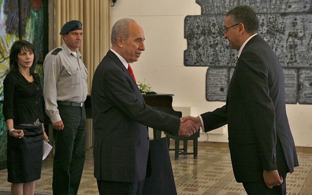 President Shimon Peres attends a ceremony welcoming Egypt's former ambassador to Israel, Yasser Reda in 2008 (photo credit: Michal Fattal/Flash90) President Shimon Peres attends a ceremony welcoming Egypt's former ambassador to Israel, Yasser Reda in 2008 (photo credit: Michal Fattal/Flash90)