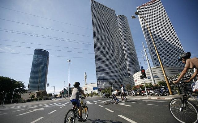 Empty streets by the Azrieli Towers in Tel Aviv, on Yom Kippur, 2008 (photo credit: Miriam Alster/Flash90)