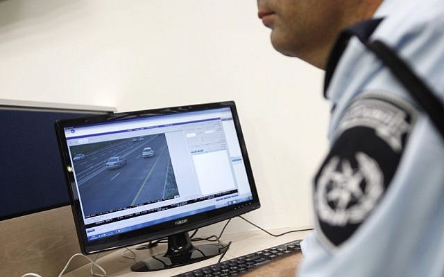 Police using a computer in an investigation (Photo credit: Miriam Alster/Flash90) Police using a computer in an investigation (Photo credit: Miriam Alster/Flash90)