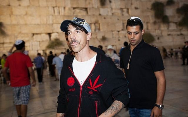Band member Anthony Kiedis visiting the Western Wall Sunday night. (photo credit: Yonatan Sindel/Flash90) Band member Anthony Kiedis visiting the Western Wall Sunday night. (photo credit: Yonatan Sindel/Flash90)