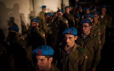 Soldiers standing at attention during the funeral of Netanel Yahalomi.  Yahalomi was killed Friday during a firefight with terrorists along the Egyptian border (photo credit: Yonatan Sindel/Flash90)