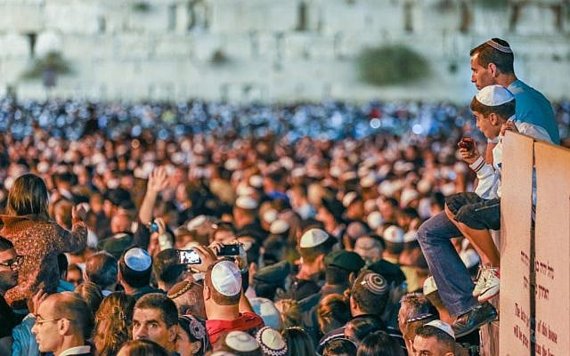 Illustrative: The night before Yom Kippur at the Western Wall, 2012. (photo credit: Oren Nahshon/Flash90) Illustrative: The night before Yom Kippur at the Western Wall, 2012. (photo credit: Oren Nahshon/Flash90)
