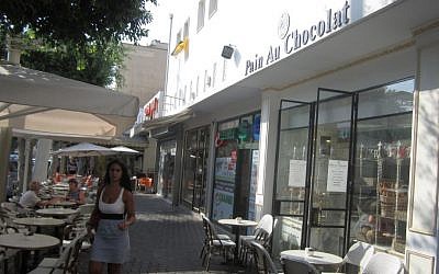 A French bakery in the center of Netanya is a popular destination for the growing number of French immigrants to Israel. (photo credit: Ben Sales/JTA)