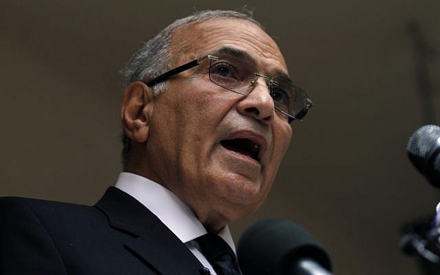 Ex-Egyptian prime minister and presidential candidate Ahmed Shafiq speaks to the media, May 2012. (Khalil Hamra/AP)