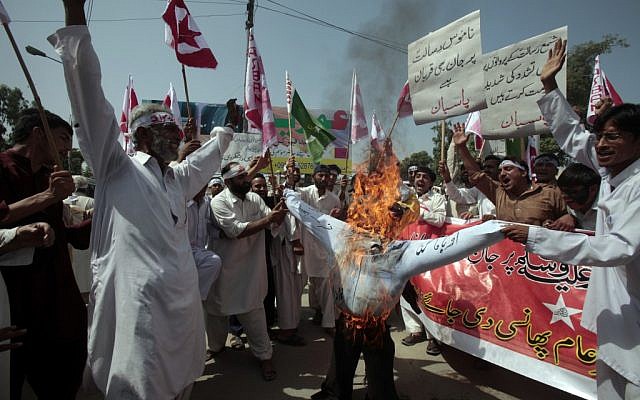 Pakistani protesters burn an effigy of US President Barack Obama during a demonstration near the US consulate in Peshawar, Pakistan on Tuesday, Sept. 18. Placard reads, "ready to die for the sanctity of the Prophet." (photo credit: AP/Mohammad Sajjad) Pakistani protesters burn an effigy of US President Barack Obama during a demonstration near the US consulate in Peshawar, Pakistan on Tuesday, Sept. 18. Placard reads, "ready to die for the sanctity of the Prophet." (photo credit: AP/Mohammad Sajjad)