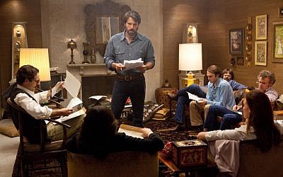 Ben Affleck and the cast of hostages of 'Argo' (Courtesy Warner Bros.)