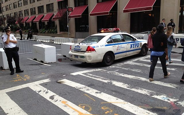 New York Police Department officers secure the Loews Regency hotel, where PM Netanyahu's delegation was headquartered (photo credit: Raphael Ahren/Times of Israel)