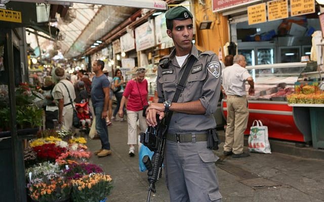 A Border Police officer at the Mahane Yehuda market in Jerusalem. (illustrative photo: Nati Shohat/Flash90)