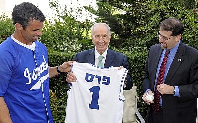 Brad Ausmus, President Shimon Peres and US Ambassador Dan Shapiro. (photo credit: courtesy of US Embassy)