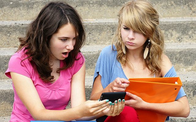 (illustrative sexting image via Shutterstock)