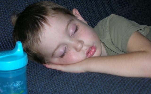 Illustrative: A sleeping child (CC BY-SA 3.0 by Stokedsk8erboy, Wikimedia Commons)