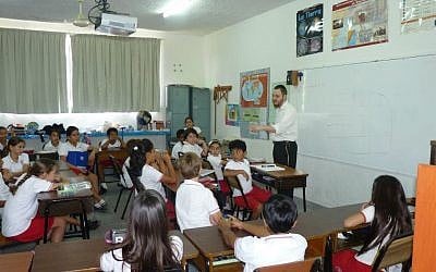 Rabbi Mendel Druk teaches Catholic Mexican students about Israel and Judaism (photo credit: courtesy of Chabad Cancun) Rabbi Mendel Druk teaches Catholic Mexican students about Israel and Judaism (photo credit: courtesy of Chabad Cancun)