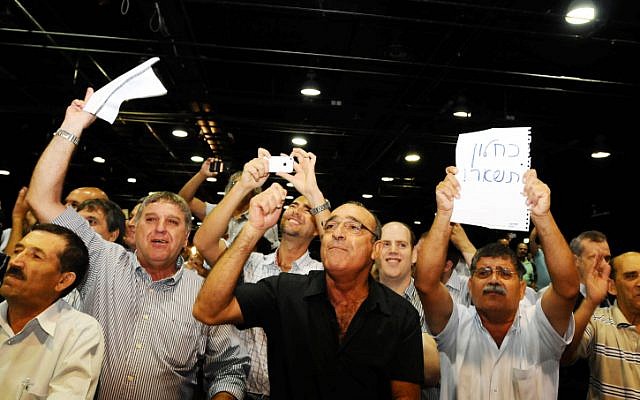 Likud members applaud resigning Communications Minister Moshe Kahlon at a Likud convention held in Tel Aviv on October 17. (photo credit: Yossi Zeliger/Flash90)