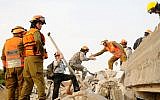 Israeli and American soldiers participate in a joint earthquake drill in Holon on October 21, 2012. (photo credit: Yossi Zeliger/Flash90)
