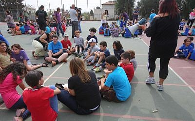 Israeli students participate in the Turning Point 6 earthquake drill at their school in Jerusalem, October 21, 2012. (Oren Nahshon/Flash90)