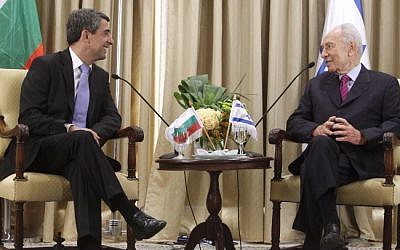 Bulgarian President Rosen Plevneliev (left) meets with President Shimon Peres in Jerusalem Monday. (photo credit: Miriam Alster/Flash90)