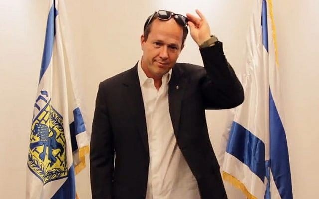 Jerusalem Mayor Nir Barkat makes a surprise appearance at the end of the clip (screen capture/YouTube)
