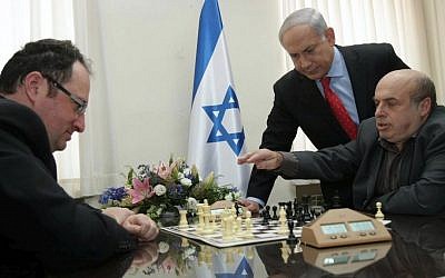 Natan Sharansky with Prime Minister Netanyahu against chess world champion Boris Gelfand, in March 8, 2010 (photo credit: Alex Kolomoisky/Flash90)