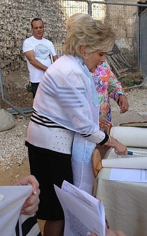 Linda Goldstein reading the Torah (photo credit: Jessica Steinberg/Times of Israel)