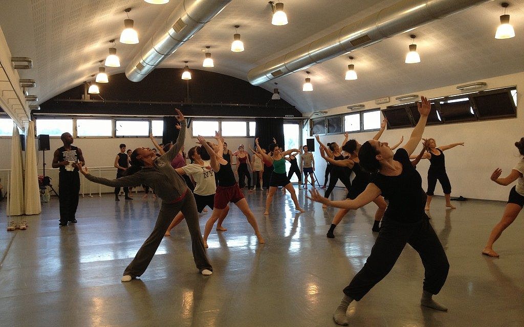Teaching young dancers the bird pose from Alvin Ailey's "Revelations" (photo credit: Jessica Steinberg/Times of Israel) Teaching young dancers the bird pose from Alvin Ailey's "Revelations" (photo credit: Jessica Steinberg/Times of Israel)