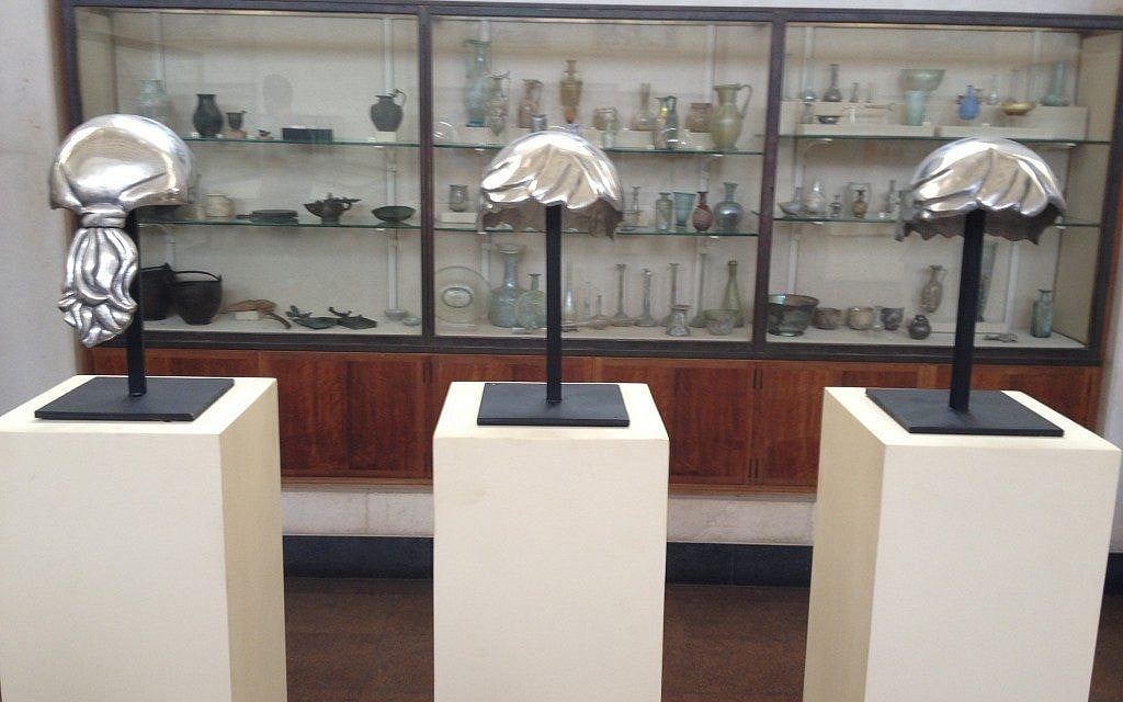 The modern helmet at Manofim in the Rockefeller Archaeological Museum (photo credit: Jessica Steinberg/Times of Israel) The modern helmet at Manofim in the Rockefeller Archaeological Museum (photo credit: Jessica Steinberg/Times of Israel)