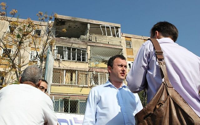 British Ambassador Matthew Gould speaking to reporters in front of the Kiryat Malachi house in which three Israeli were killed by rocket fire from Gaza, November 15, 2012. (photo credit: courtesy British embassy Tel Aviv)