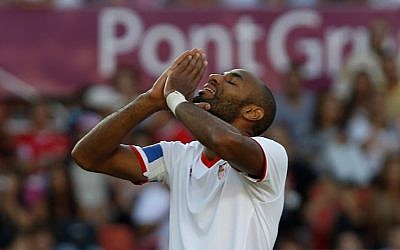 Former Sevilla striker Frederic Kanoute from Mali is one of the international soccer players to sign a petition protesting Israel's hosting of the  EUFA under-21 tournament next year (photo credit: AP/Angel Fernandez)
