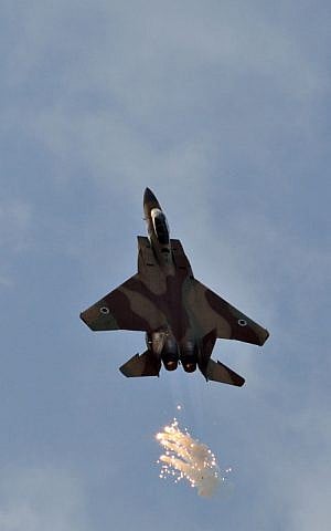 The F-15I climbing as it releases anti-missile flares (Photo credit: Ofer Zidon/ Flash 90)