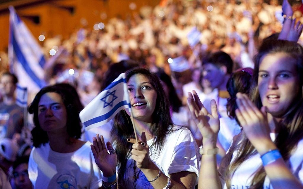 Illustrative. Young American Jews participating in a Birthright event in Jerusalem. (Dudi Vaknin/ Flash90) Illustrative. Young American Jews participating in a Birthright event in Jerusalem. (Dudi Vaknin/ Flash90)