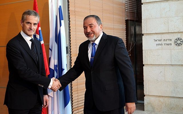 Foreign Minister Avigdor Liberman (R) and his Norwegian counterpart Jonas Gahr Store in Jerusalem last year (photo credit: Yossi Zamir/Flash90)