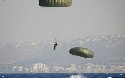 Paratroopers in training (photo credit: IDF Spokesman's Office/Flash90)