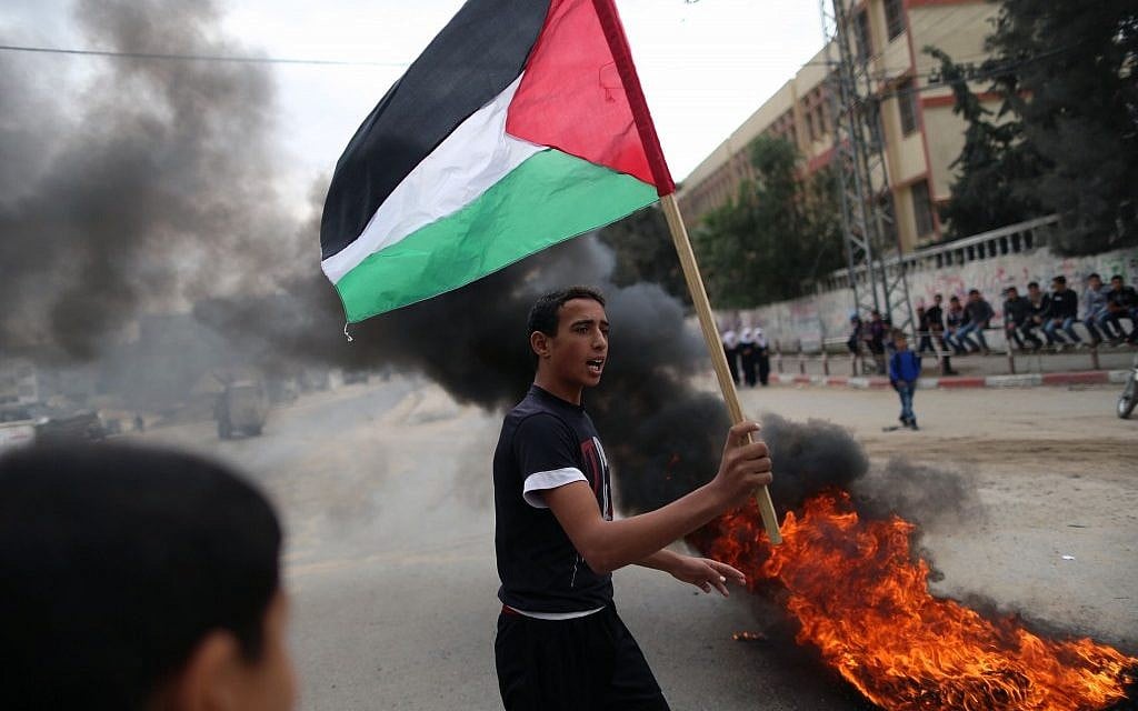 File: Palestinians protesting in Gaza, November 12, 2012. (Wissam Nassar/Flash90)