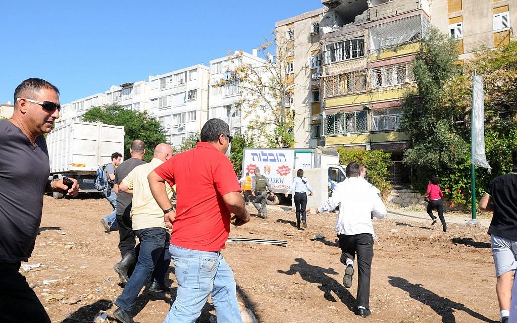 Running for cover in Kiryat Malachi (photo credit: Yossi Zeliger/Flash90)