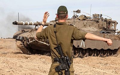 Israeli soldiers preparing their tanks along the Israeli-Gazan border for a possible ground operation inside Gaza on the third day of Operation Pillar of Defense, November 16 (Uri Lenz/ Flash90)
